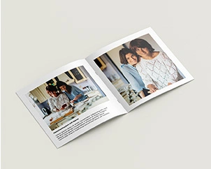 Quadratisches Fotoheft aufgeschlagen